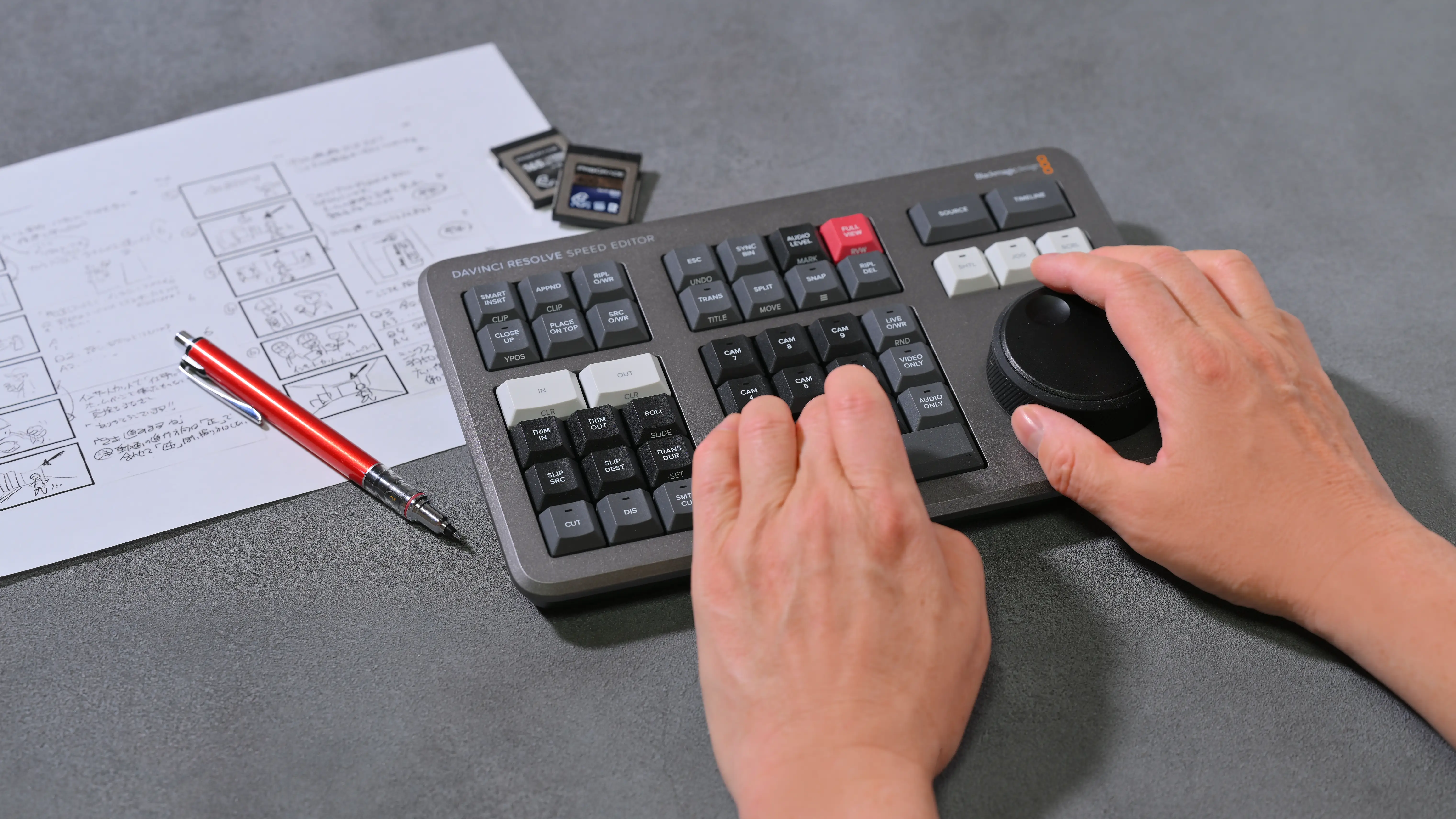 ビデオ編集コントローラーと絵コンテ